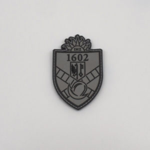 Patch blason 1602 gris en PVC, robuste et détaillé. Idéal pour vêtements, sacs ou équipements. Qualité premium, livraison rapide en Suisse.